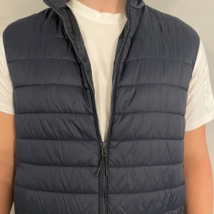 Väst zara - Säljer den här västen från zara då den blivit för liten och inte använts 