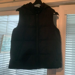 Väst  - Svart väst. Finns lite små fläckar som säkert går bort i tvätten (bild 3&4) annars i mycket bra skick.