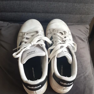 Adidas skor - Jag har växt ur dom här skorna. Är  lite smutsiga men annars bra.