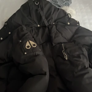 Moose knuckiles Jacka  - Använd skick 1 månad använd bra vinter jacka skön och bekväm.