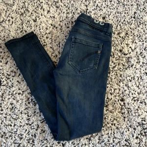 Dondup jeans - Tjena säljer nu ett par snygga Dondups i färgen blå. Dom är i modellen George och är i storlek 30. Dom är i ett bra skick förutom defekten som är på insidan, som ni kan se på bild 3. Hör av er angående frågor eller vid funderingar 🤩 Pris diskuteras 💯