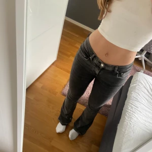 Low bootcut jeans  - Lågmidjade gråa jeans, är i bra skick förutom längst ner vid hälen där dom är lite slitna