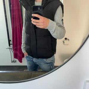 Väst  - Sjukt fet väst som är i bra skick. Size S skulle passa en M men va slim.  Hör av er vid funderingar! 