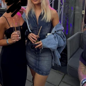 Jeans klänning  - Söt denimklänning med knappar. Använd 2 gånger. Fint skick 