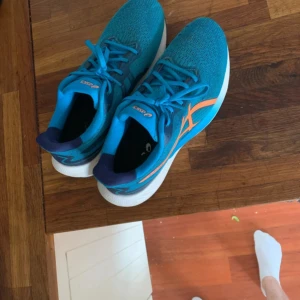 Asics löparskor  - Asics löparskor som är väldigt lite använda, säljer dem då jag inte använder dem längre