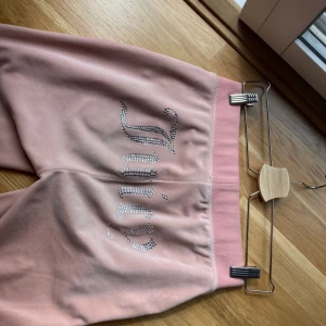 Rosa juicy couture byxor  - Nypris:1300kr Kommer inte till användning men är jätte comfy o mjuka.