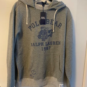 Ralph lauren Polo bear  - Polo bear hoodie som jag köpte för ett par dagar sedan. Tyvärr är den lite för stor för mig. Nypriset är 2945 kr, men jag säljer den för 1950 kr. Jag har kvitto och allt som behövs.Några funderingar skriv