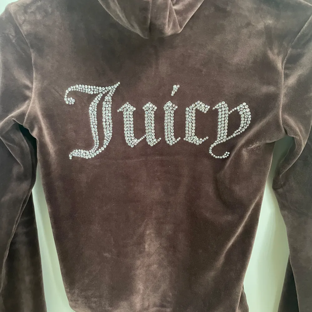 Säljer denna juicy couture zip up hoodien då den inte kommer till användning💓mycket bra skick, änvänt ksk 5 ggr. Köpte för cirka 800kr. Hoodies.