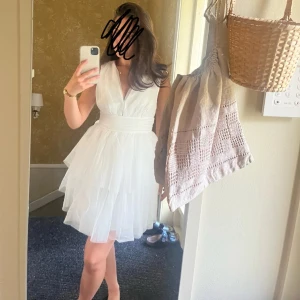 Studentklänning Gina  - Sälger denna superfina vita klänning från Gina då den var menad till studenten men jag hittade en annan klänning som passade mig bättre💗Lappar finns kvar och inte använd. Bra i storlek! Skriv för fler bilder 