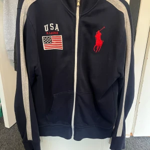 Ralph Lauren - Full Zip - Strl S - Unik och snygg Ralph Laurent full zip. Skick 9/10 Dm för fler bilder. Frakt 49:- Priset kan diskuteras vid snabba affärer
