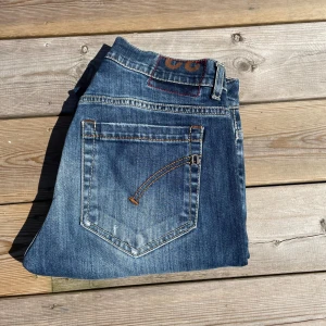 Dondup George jeans  - Säljer dessa slim jeans från Dondup i modellen George. Jeansen är i nyskick och har inga tecken på användning. Det är storlek 32.