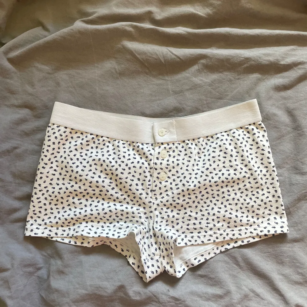 Jättesöta shorts från brandy Melville. Knappt använda ❤️ Kan posta eller mötas i Sthlm ❤️. Shorts.