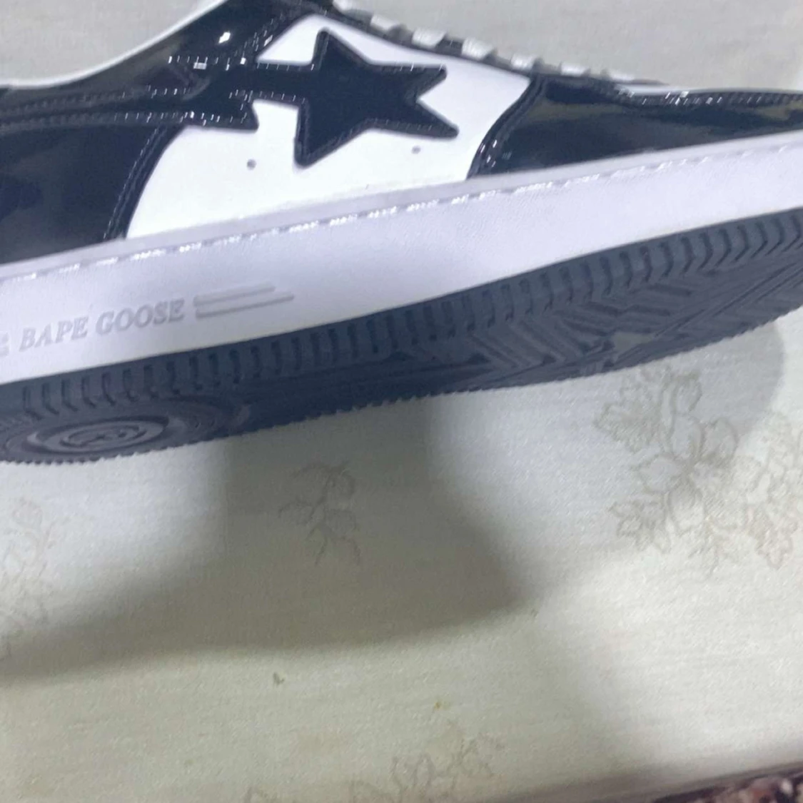 Hej! Säljer bape skor och paketet ingår. Storlek 40 fast passar 39. Helt nya oanvända. Hör av er vid frågor  - 92