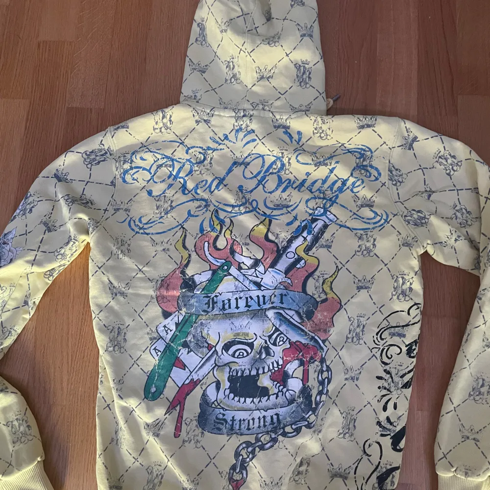 säljer en ed hardy liknande hoodie/zip up. pris kan diskuteras. köptes här på plick och säljer för att den inte kommer till användning. perfekt skick. storlek S men passar alla. märket är red bridge.. Hoodies.