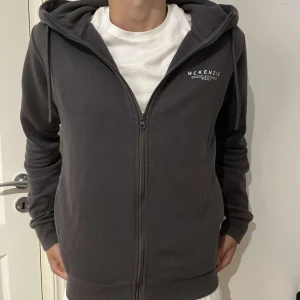 Mckenzie zip hoddie - Mckenzie zip hoddie i storlek S. Jättebra skick knappt använd.