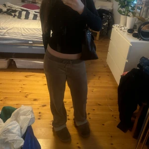 Snygga mjukisbyxor🍂 - De är lite för långa för mig då jag är ganska kort, därför säljer jag dem. Köpte de secondhand. Lite tightare längst upp och sedan flare längst ner om man inte knyter💕