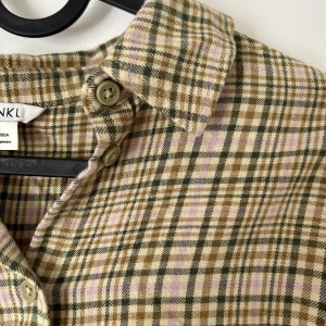 Flanellskjorta i bra kvalitet - Nästintill oanvänd och väldigt mjuk och skön!  XS men känns som S.