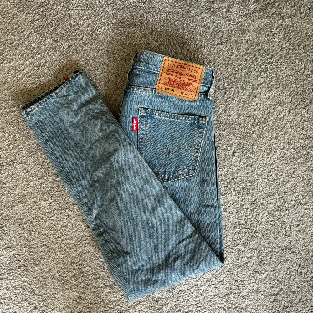 Säljer detta par Levi’s som är insprincip oanvänd, väldigt snygga och lätt att styla. Sitter väldigt skönt på men har blivit för små för mig. Farkut & Housut.