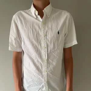 Kortärmad ralp lauren skjorta - En kortärmad Ralph lauren skjorta i perfekt skick. Modellen på bilden är 185 