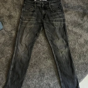 Replay Jeans - Tja! Jag säljer min Replay Anbass Aged 1 yrs Skick - 7/10 Storlek - w30l30 Pris - 55€ / 642kr ❗️Jag kan inte sälja genom plick, så skicka ett meddelande till mig för Vinted-länken❗️