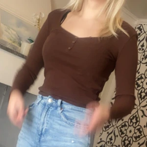 Fin brun långärmad tröja med knappar  - Fin tröja. Pris går att diskuteras💕