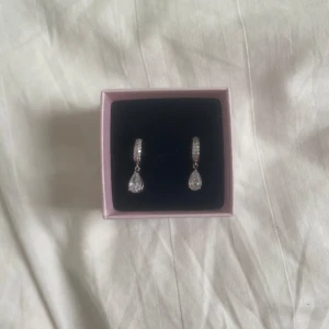 Diamant örhängen - Ett par diamant örhängen i doppade i silver! I ett fint skick + en gåva och skickas inom 24h!💍🌸