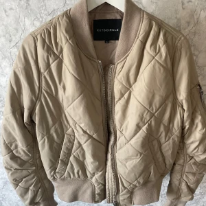 Jacka - Superfin beige dunjacka perfekt som en lättare jacka. Den är i mycket bra skick och sparsamt använd🤍🤍