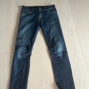 Nudie Jeans  -  Hejsan! Nu säljer vi på ErhGa clothing ett par jeans från nudie jeans co slim. Dessa jeans är riktigt fräscha och i nyskick. Endast använda fåtal gånger. De är i storlek W34 L34  Tveka inte om ni har några frågor   ErhGa clothing