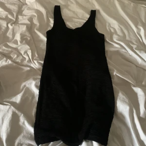 Klänning - Säljer då den inte kommer till användning💘