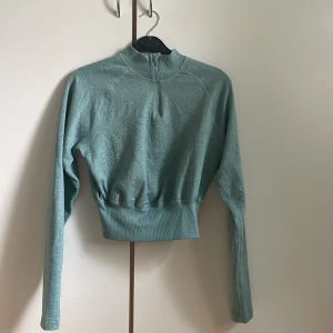 Turkos Gymshark överdel  - Använd cirka 2 gånger och är i bra sick. Den är seamless så den sitter åt det lite tightare hållet men skulle säga att de passar om du är mellan XS/S.