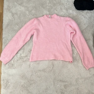 Stickad tröja  - En stickad tröja med puffärmar 