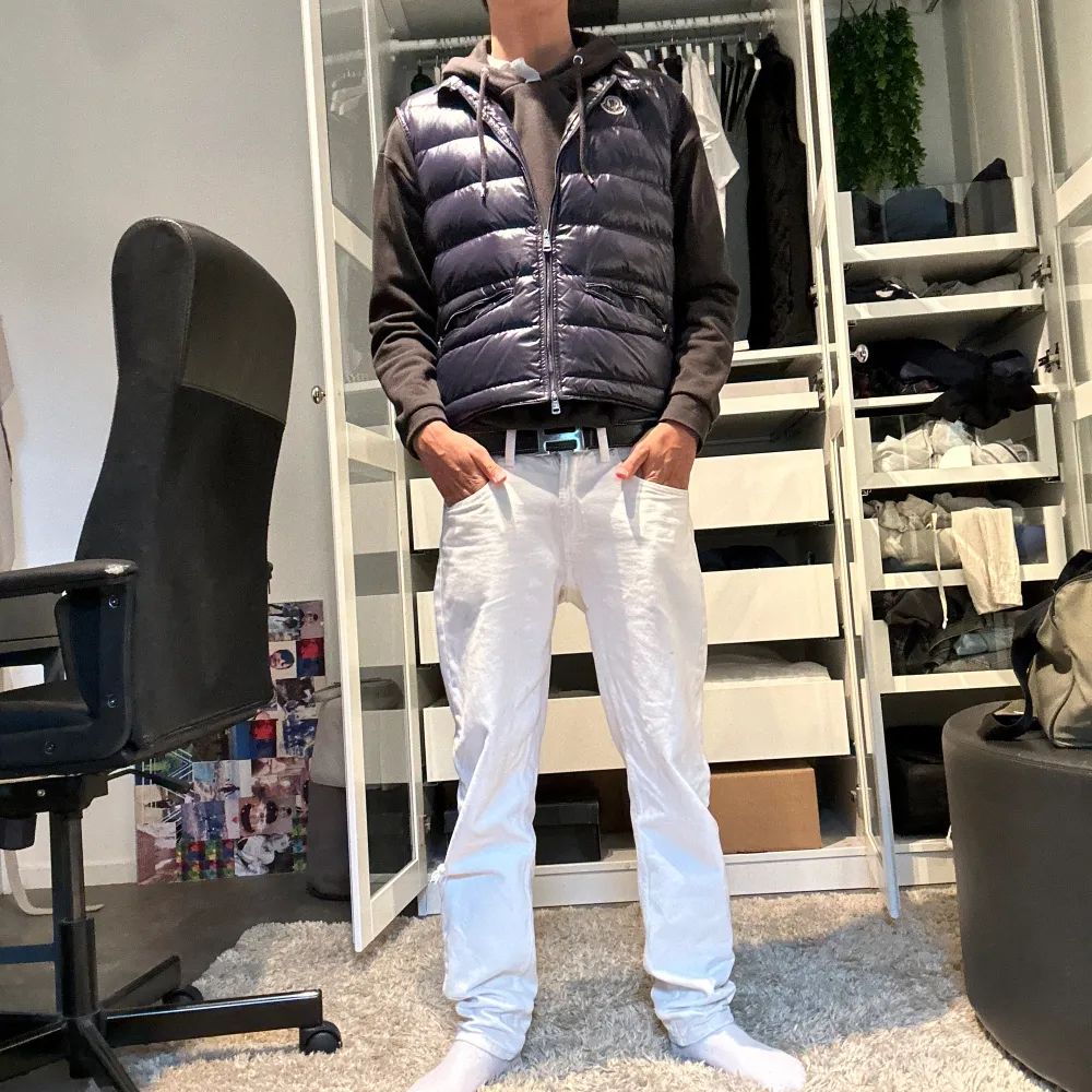 Moncler väst gui night blue. En dunväst från Moncler i stilrent skick. Jag köpte västen för 1 månad sen och den är lite för liten för mig. Så jag har använt den cirka 3 gånger.. Jackor.