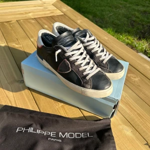 Philippe model - Säljer nu dessa riktigt feta Philippe model skorna i storlek 42. Skorna är nästintill oanvända så därför är de bara minimala tecken på användning. Nypris ligger på 3200kr. Box+tag medföljer. Tveka inte på att höra av dig om du undrar över något. 💯