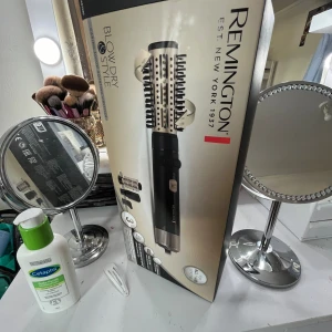 Remington Hotstyler  - Hej ! Säljer min remington hotstyler pga att råka beställa 2. Den funkar skit bra bara att man måste ta av pluggen för att den ska sluta funka ( hoppas att ni fattar vad jag menar ) Men mer kan bli diskuterat🩷 Köpte för 500kr