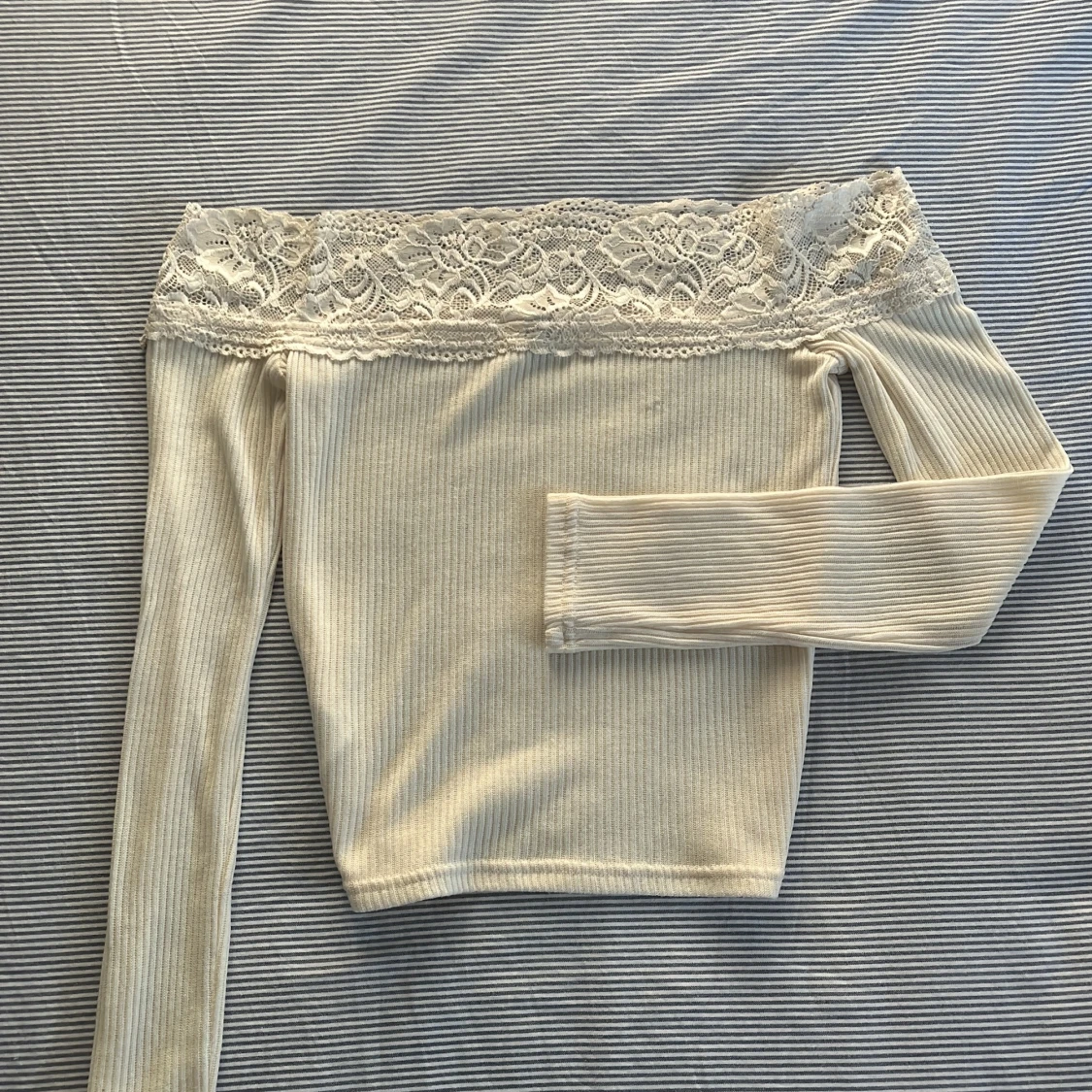 Off shoulder spets topp