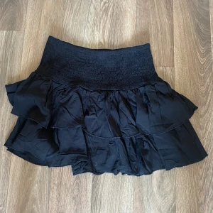 svart volangkjol - svart volang kjol