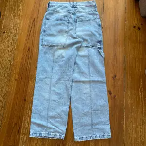 Ett par riktigt feta baggy jeans som ser ut som jncos. Storlek 31 i midja och 32 i längd!var inte rädd för att buda eller fråga🐊