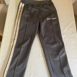 Palm Angels Byxor - Säljer nu ett par riktigt trevliga Palm Angels Byxor! Hör av er om ni har några funderingar!