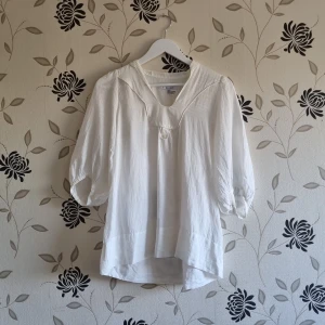 Zara Basic, vit bomulls/silkesblus, Strl: M - Zara basic bomulls och silkesblus, storlek medium. Endast testad. Det får bra att använda köp nu knappen!