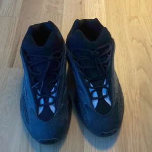 Yeezy v3 700 - Ett par jätte sköna skor för bra pris har andvänts några gånger. Kvalite bra lyser i mörkret. *jätte bra pris*!!!!