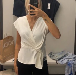 Blus - Jättefin populär blus ifrån Zara😍 Helt ny och aldrig använd 