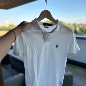 Ralph lauren piké - En stilig pique som tyvärr har blivit för liten. Verkligen värd var enda krona jag la ner på den. Rensar min garderob 