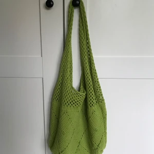 Virkad väska - En virkad väska köpt av en vän, fin och praktiskt att ha med till stranden etc. Hör av er för fler frågor😻