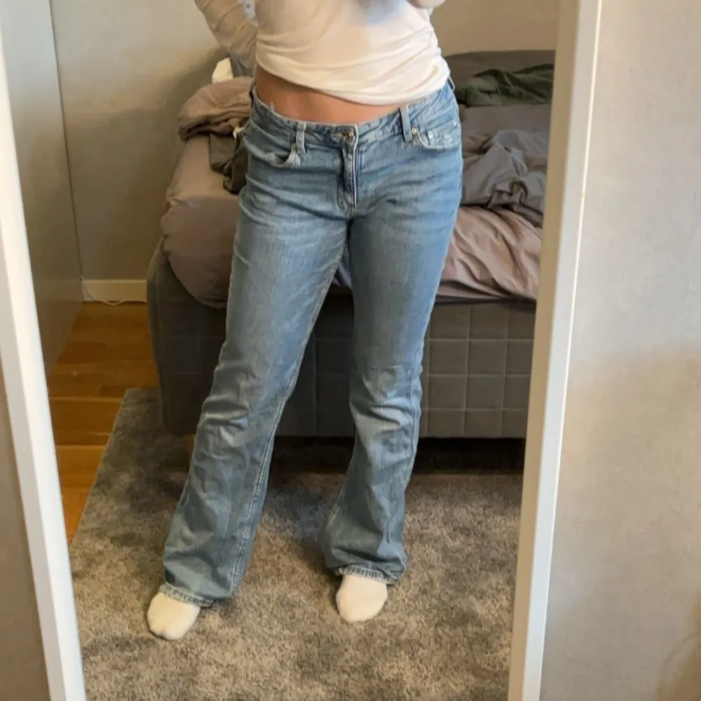 Lågmidjade jeans från Gina Tricot Young. De är i bra skick och har inga defekter förutom lite slitningar längs ner (se bild) men som jag tycker är snyggt💗Storleken är 158 men är stora i storleken. Säljer för 150kr men kan sänka pris vid snabbt köp!🩷. Jeans & Byxor.