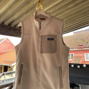 Patagonia Väst - Patagonia väst i storlek s Endast använd fåtal gånger. Kände inte riktigt att det var min grej så säljer vidare köpt online för 1700kr 