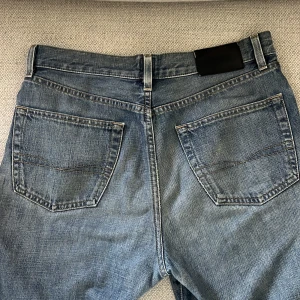 Hugo Boss jeans  - Ett par raka/baggy jeans från Hugo Boss, vintage så går inte att köpas någonstans. Lätt slitna längst ner men annars i bra skick. 