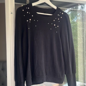 Svart tröja  - Superduper skönt material på denna! Pärl-detaljer. Välanvänd o lite lätt nopprig, därav det låga priset