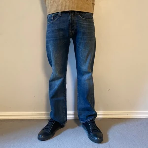 Replay jeans - Hej! Vi säljer nu dessa blå Replay jeans. Jeansen är i toppskick 10/10. Modellen är Billstrong. Modellen är 185 och väger 70kg. Hör av dig vid frågor! 