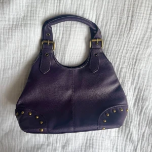 Lila väska - Cool lila väska köpt secondhand!