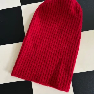 Ullmössa i hundra ull, tjock å lång  - Ullmössa i hundra tjockt ull  Härlig röd färg, lång å kan även vikas upp om man önskar  Ny! 